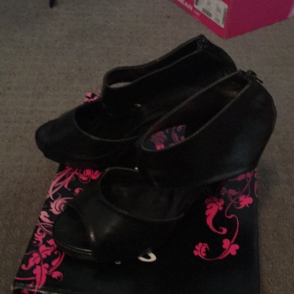 Black heels - Picture 3 of 4